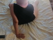 Sexy Ehefrau hat Spaß daran, Klamotten anzuprobieren und sie herunterzuschneiden. 10/16