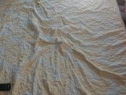 Sexy Ehefrau hat Spaß daran, Klamotten anzuprobieren und sie herunterzuschneiden. 16/16