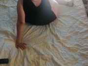 Sexy Ehefrau hat Spaß daran, Klamotten anzuprobieren und sie herunterzuschneiden. 6/16