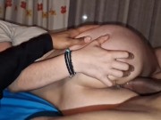 Encontre a mi pequeña hermanastra desnuda en mi cama y me presto su apretado coño por la noche 15/16