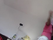 Moglie sexy si diverte a provare vestiti e a tagliarli di dosso. Mora balla nuda per casa. 6/16