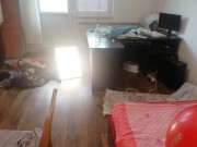 Une femme sexy s'amuse à essayer des vêtements et à les couper. Une brune danse nue dans la maison. 11/16