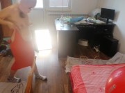 Une femme sexy s'amuse à essayer des vêtements et à les couper. Une brune danse nue dans la maison. 12/16