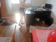 Une femme sexy s'amuse à essayer des vêtements et à les couper. Une brune danse nue dans la maison. 16/16
