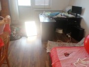 Une femme sexy s'amuse à essayer des vêtements et à les couper. Une brune danse nue dans la maison. 2/16