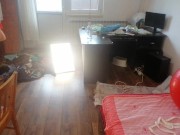 Une femme sexy s'amuse à essayer des vêtements et à les couper. Une brune danse nue dans la maison. 3/16