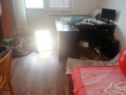 Une femme sexy s'amuse à essayer des vêtements et à les couper. Une brune danse nue dans la maison. 4/16