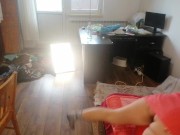 Une femme sexy s'amuse à essayer des vêtements et à les couper. Une brune danse nue dans la maison. 5/16