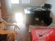 Une femme sexy s'amuse à essayer des vêtements et à les couper. Une brune danse nue dans la maison.