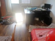 Une femme sexy s'amuse à essayer des vêtements et à les couper. Une brune danse nue dans la maison. 9/16