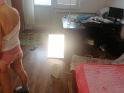 Moglie sexy si diverte a provare vestiti e a tagliarli di dosso. Mora balla nuda per casa. 10/16