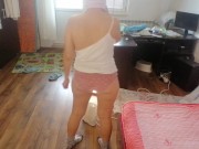 Moglie sexy si diverte a provare vestiti e a tagliarli di dosso. Mora balla nuda per casa. 13/16