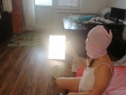 Moglie sexy si diverte a provare vestiti e a tagliarli di dosso. Mora balla nuda per casa. 2/16