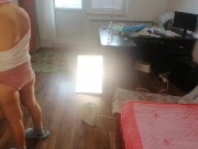 Moglie sexy si diverte a provare vestiti e a tagliarli di dosso. Mora balla nuda per casa. 3/16