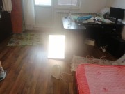 Moglie sexy si diverte a provare vestiti e a tagliarli di dosso. Mora balla nuda per casa. 5/16