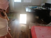 Moglie sexy si diverte a provare vestiti e a tagliarli di dosso. Mora balla nuda per casa. 6/16