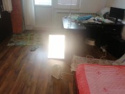 Moglie sexy si diverte a provare vestiti e a tagliarli di dosso. Mora balla nuda per casa. 8/16