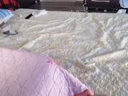 Esposa sexy se diverte testando roupas e cortando-as. Morena dança nua pela casa. 1/16