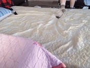 Esposa sexy se diverte testando roupas e cortando-as. Morena dança nua pela casa. 16/16