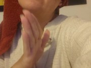 Modelo de plataforma ao vivo se arrumando e desabafando com os amigos. Ensinando etiqueta. 1/16