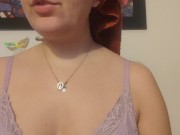 Modelo de plataforma ao vivo se arrumando e desabafando com os amigos. Ensinando etiqueta. 12/16