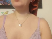 Modelo de plataforma ao vivo se arrumando e desabafando com os amigos. Ensinando etiqueta. 13/16