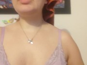 Modelo de plataforma ao vivo se arrumando e desabafando com os amigos. Ensinando etiqueta. 14/16