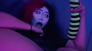 chica gotica se graba para su compañero de cuarto
