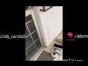 pequeña esposa caliente es follada por el culo por la gran polla de su amante frente a cornudo