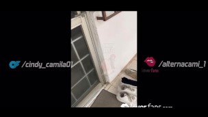 pequeña esposa caliente es follada por el culo por la gran polla de su amante frente a cornudo