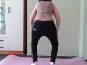 МИЛФА решила заняться зарядкой а ее пизда волосатая неожиданно возбудилась 2/16