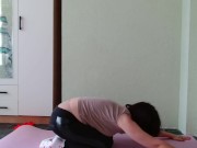 МИЛФА решила заняться зарядкой а ее пизда волосатая неожиданно возбудилась 3/16