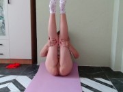 МИЛФА решила заняться зарядкой а ее пизда волосатая неожиданно возбудилась 7/16