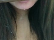 Culona en tanga se excita y se calienta al bailar termina metiéndose una verga