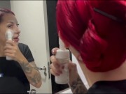 Hidratando meu rostinho com a porra que ganhei na cara, me fodeu e gozou tudo no meu rosto 1/16