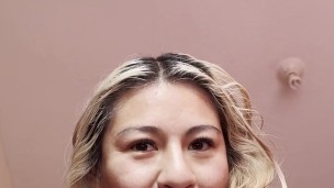 ESPOSO ME DESCUBRE MASTURBANDOME PARA EL VECINO