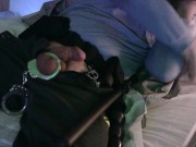 grilletes apretando mis huevos, vigilante de seguridad 12/16