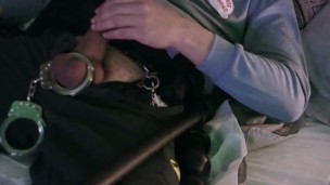 grilletes apretando mis huevos, vigilante de seguridad