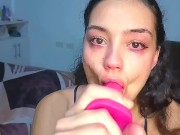 Universitaria caliente se atragante con el dildo, no para de pedir leche en su cara 10/16