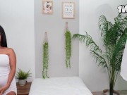 UN CLIENTE NUEVO ME PONE CACHONDA Y DECIDO DARLE UN FINAL FELIZ A SU MASAJE - CAMILA HENAO 3/16