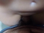 A mi hermanastra le empieza a palpitar la concha cuando ve mi pequeña verga 9/16