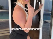 Busty Blonde’s Topless Smoothie Challenge Sparks Frenzy 15/16