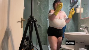 Pin-Up Domestic Goddess: Sensual & Silly Bathroom Cleaning Adventure!