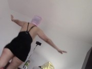 Amateur-Ehefrau hat Spaß daran, Kleider anzuprobieren und abzuschneiden. Amateur-Ehefrau tanzt nackt 1/16