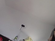 Amateur-Ehefrau hat Spaß daran, Kleider anzuprobieren und abzuschneiden. Amateur-Ehefrau tanzt nackt 2/16