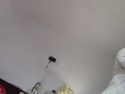 Amateur-Ehefrau hat Spaß daran, Kleider anzuprobieren und abzuschneiden. Amateur-Ehefrau tanzt nackt 6/16