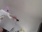 Amateur-Ehefrau hat Spaß daran, Kleider anzuprobieren und abzuschneiden. Amateur-Ehefrau tanzt nackt