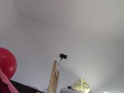 Amateur-Ehefrau hat Spaß daran, Kleider anzuprobieren und abzuschneiden. Amateur-Ehefrau tanzt nackt 1/16