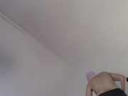 Amateur-Ehefrau hat Spaß daran, Kleider anzuprobieren und abzuschneiden. Amateur-Ehefrau tanzt nackt