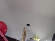 Amateur-Ehefrau hat Spaß daran, Kleider anzuprobieren und abzuschneiden. Amateur-Ehefrau tanzt nackt 2/16